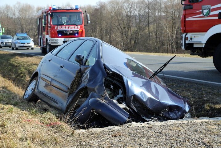 Kontrolle verloren: Citroën-Fahrer bei Unfall schwer verletzt - 