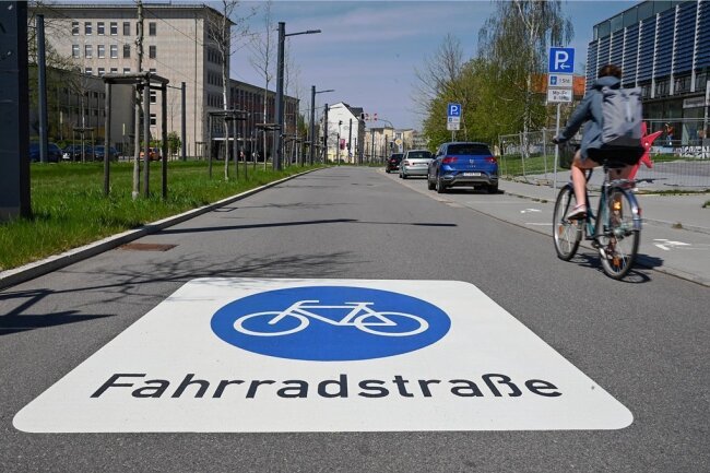 Kaum zu übersehen: Die Reichenhainer Straße ist zwischen Campusplatz und Lutherstraße zur ersten Fahrradstraße in Chemnitz geworden. Autofahrer müssen sich dort neuerdings unterordnen. 