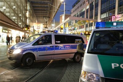 Kontrollen in Chemnitz: Polizei mit fast hundert Beamten im Einsatz - Seit Monaten ist die Polizei in der Innenstadt von Chemnitz verstärkt im Einsatz, um die Straßenkriminalität einzudämmen.