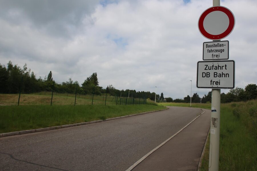 Kontroverse um Straßenführung zur JVA Zwickau: Zufahrt endet an Haupteingang und wird nicht verlängert - Am 8. Juli soll mit dem zweiten Bauabschnitt der Zufahrtsstraße zur JVA begonnen werden.