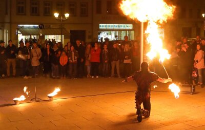 Konzept der Einkaufsnacht zündet wieder - Puh, heiß! Feuershow zum Abschluss der Einkaufsaktion in Glauchau.