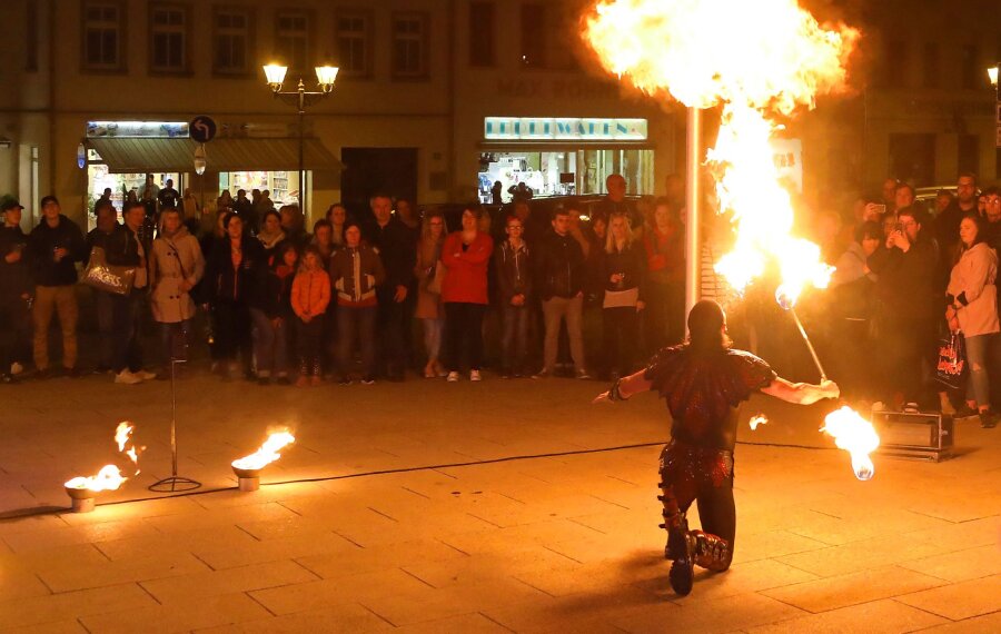 Konzept der Einkaufsnacht zündet wieder - Puh, heiß! Feuershow zum Abschluss der Einkaufsaktion in Glauchau.