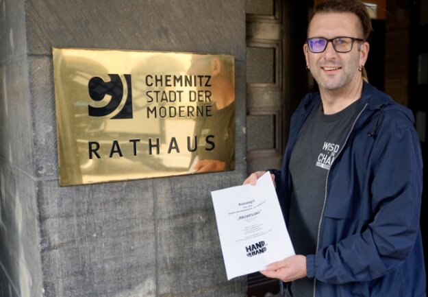 Konzept zum Chemnitzer Nachtleben im Internet abrufbar - Kai Winkler vom Kulturbündnis Hand in Hand hat am Mittwoch das Konzept zur Koordination des Chemnitzer Nachtlebens im Rathaus abgegeben. 