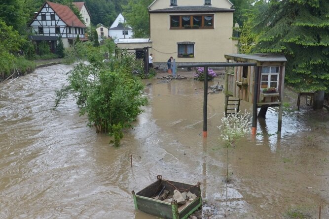 Konzepte im Widerstreit - 9. Juni 2013: In Oberbobritzsch überflutete die zweite Hochwasserwelle Grundstücke entlang der Bobritzsch. Schon eine Woche zuvor hatte anhaltender Regen für kritische Situationen gesorgt. 