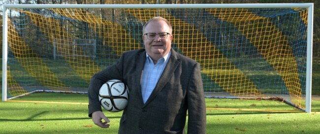Jörg Prager, der Vorsitzende des Kreisverbandes Fußball Erzgebirge, gibt das Leder in dieser Saison nicht mehr für Punktspiele frei. 