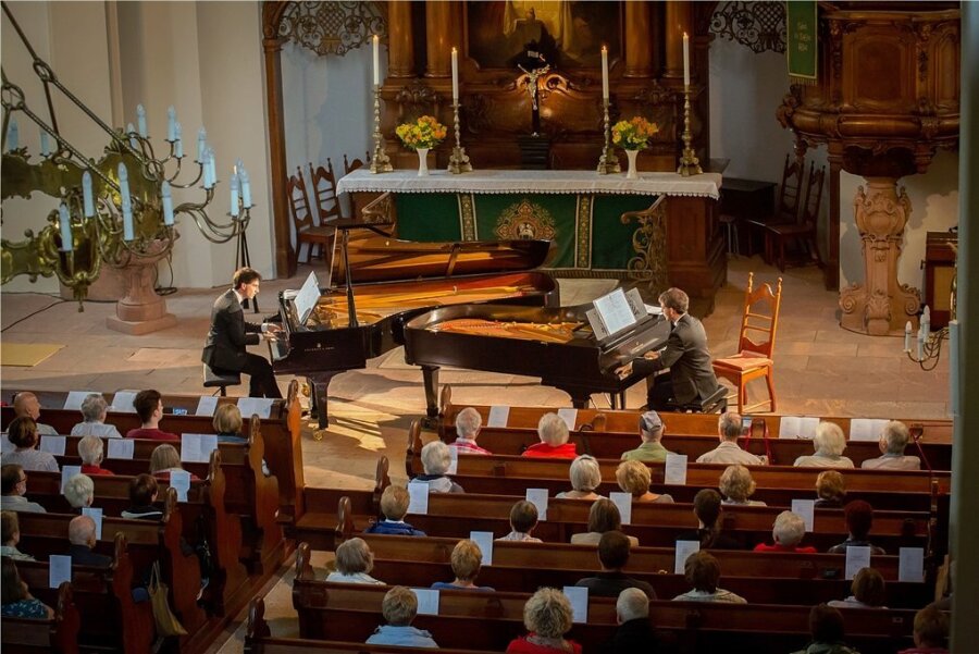 Konzert auf zwei Flügeln: Markus und Pascal Kaufmann spielten zum Abschluss des Augustusburger Musiksommers in der Stadtkirche. 