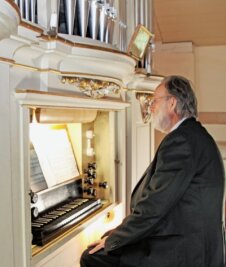Konzert beendet Orgelsommer - Frauensteins Kantor Peter Kleinert an der Göthel-Orgel in Dittersbach. 
