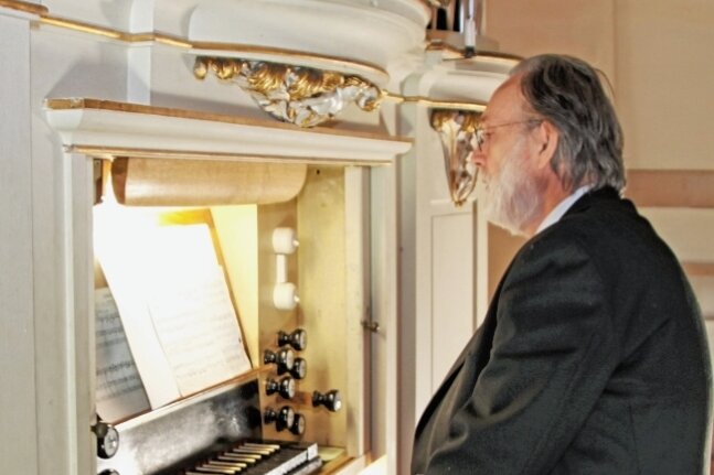 Konzert beendet Orgelsommer - Frauensteins Kantor Peter Kleinert an der Göthel-Orgel in Dittersbach. 