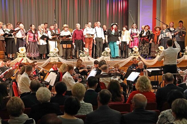 Konzert: Collegium Musicum Werdau feiert Heimspiel in der Stadthalle - Für das "Lied des Zaren" wurde im Vorfeld des Konzerts in der Werdauer Stadthalle "Pleißental" extra ein Projektchor gebildet.