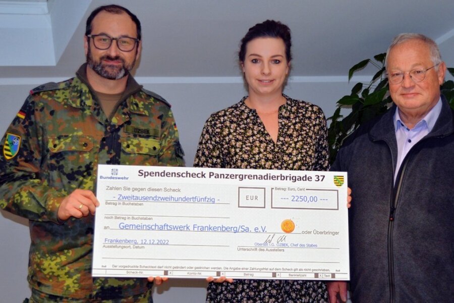 Konzert der Panzergrenadierbrigade in Frankenberg bringt 4500 Euro Spenden - Oberstleutnant Halit Özbek gab Anna Thum im Beisein von Bürgermeister Thomas Firmenich die 2250-Euro-Spende. 