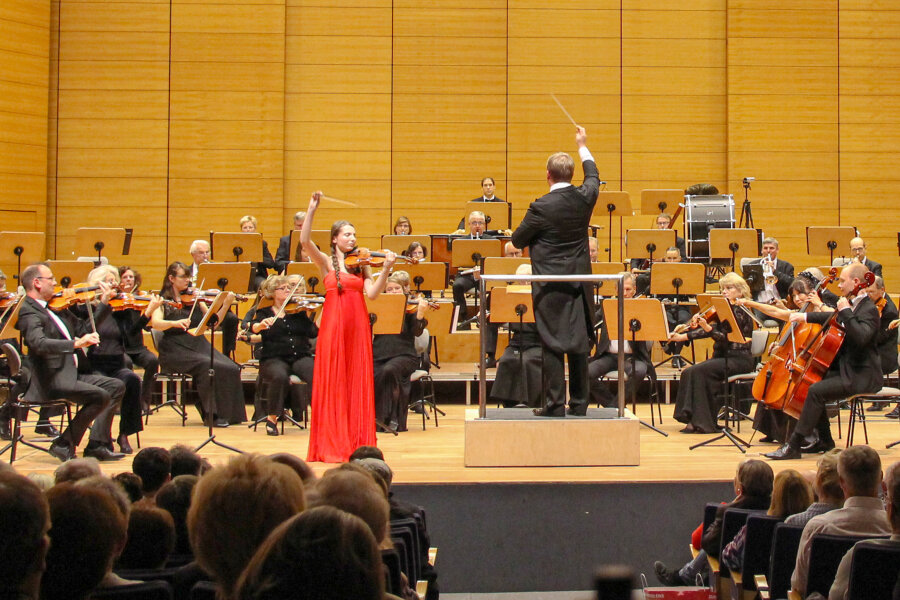 Mit Alma Vivienne Keilhack gab das Sächsische Sinfonieorchester Chemnitz unter seinem neuen Dirigenten Michael Pauser eine beeindruckende Aufführung des e-Moll-Konzerts von Felix Mendelssohn Bartholdy