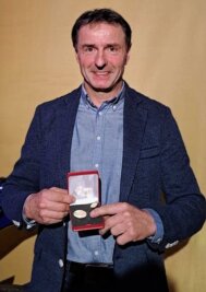 Konzert- wird zum Motorsporthaus - Thomas Krodel zeigt seine Auszeichnung - die "Ewald-Kroth-Medaille" in Gold. 