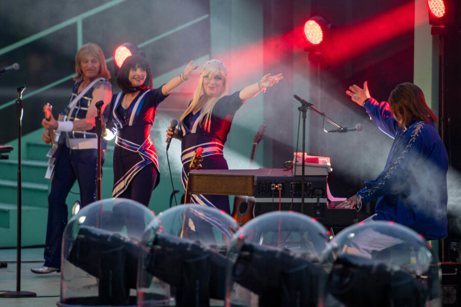 Konzerte begeistern rund 1400 Gäste - Die Musiker von A4u - Die ABBA Revival Show begeisterten ihr Publikum. 