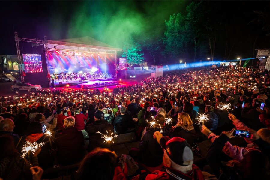 Konzerte, Festivals und Spektakel auf der Bühne: So heiß wird der Open-Air-Sommer in Zwickau - Am 8. Juni ist es wieder so weit: Magische Atmosphäre bei „Classics unter Sternen“ auf der Freilichtbühne am Schwanenteich in Zwickau.
