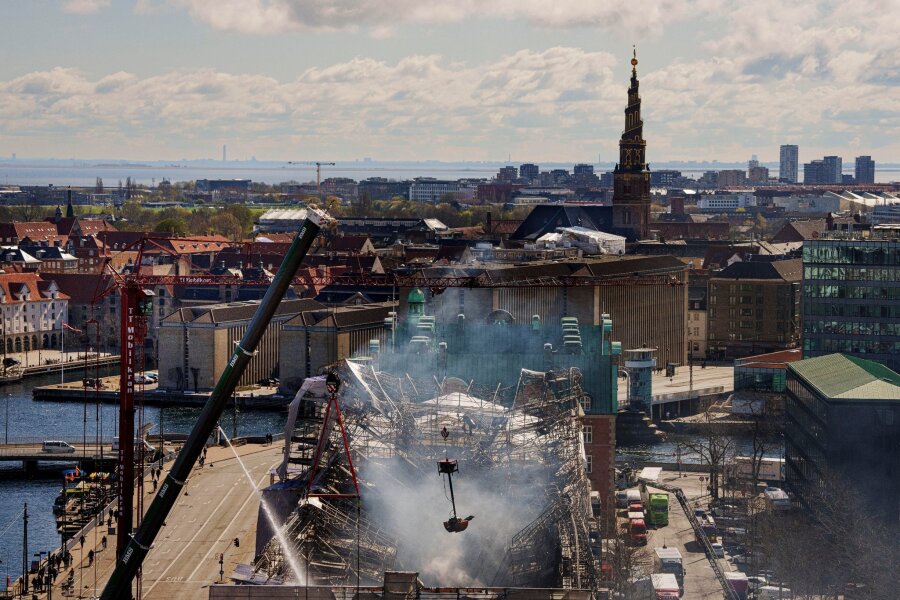 Kopenhagen: Unklar, ob Mauerwerk gerettet werden kann - Das zerstörte Gebäude der alten Börse in Kopenhagen. Wieso das Feuer ausbrach, ist immer noch unklar.