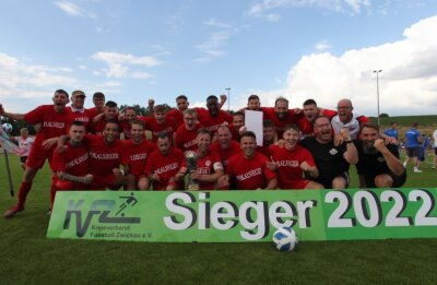 Kopf aus und rein ins Glück - Der FSV Limbach-Oberfrohna hat nach dem Sieg im Stadtderby den Fußball-Kreispokal 2021/22 gewonnen. 
