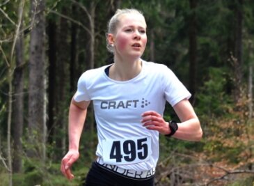 "Kopf ausschalten, nur laufen!" - Charlotte Böhme (SV Stützengrün) gewann die Frauenkonkurrenz beim 33. Aschberglauf. 