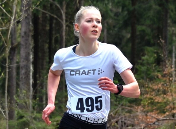 Charlotte Böhme (SV Stützengrün) gewann die Frauenkonkurrenz beim 33. Aschberglauf. 