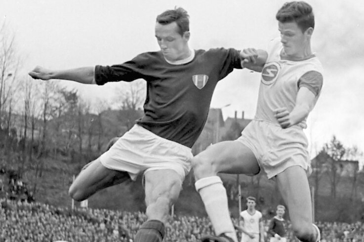 Kopfballstarker Dribbelkönig - Ernst Einsiedel (l.) war für Dribblings und Kopfbälle gefürchtet. In dieser Szene setzt er sich gegen Alfons Babik von Sachsenring Zwickau durch. Die Oberligapartie am 2. November 1968 endete torlos. 