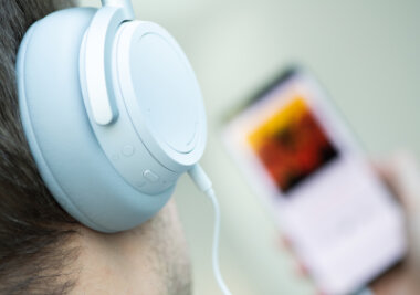 Kopfhörer und Konzerte: Milliarde junger Menschen droht Hörverlust - Völlig abgetaucht. 