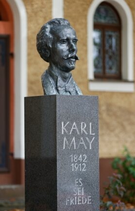 Kopfschütteln bei Experten über Kritik an Karl-May-Büchern - Die Verehrung für Karl-May-Büste ist in Hohenstein-Ernstthal in Stein gemeißelt. 
