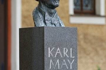 Die Verehrung für Karl-May-Büste ist in Hohenstein-Ernstthal in Stein gemeißelt. 