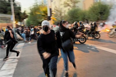 Kopftuchproteste als Kampfansage an das iranische Regime - Milizen auf Motorrädern machen in der iranischen Hauptstadt Teheran Jagd auf Demonstranten. 