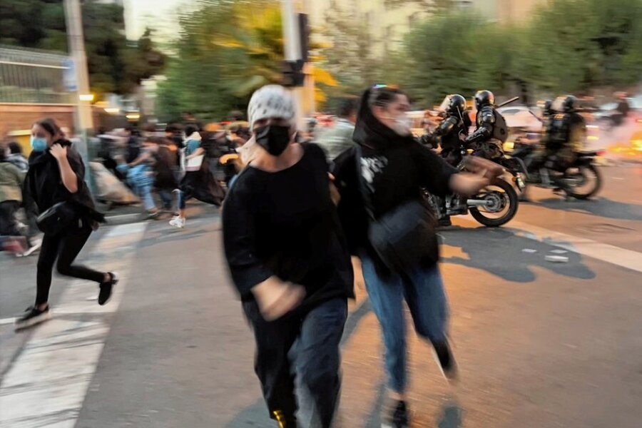 Kopftuchproteste als Kampfansage an das iranische Regime - Milizen auf Motorrädern machen in der iranischen Hauptstadt Teheran Jagd auf Demonstranten. 
