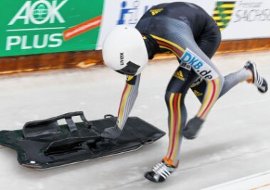 Kopfüber und erfolgreich in eine neue Sportlerkarriere - Martin Krause beim Start eines Skeleton-Rennens in Altenberg. Nach dem Auftaktsprint geht es bäuchlings und kopfüber in den Eiskanal. 