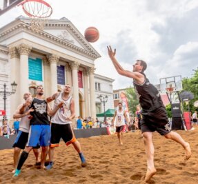 Korbjäger freuen sich auf Spiele im Sand - Am Donnerstag wird der Platz vor dem Plauener Theater wieder in einen großen Sandkasten umgewandelt. Das Foto stammt aus dem Turnier im Jahre 2019.