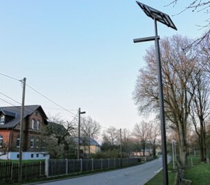 Kornbach erhält neue Lampen - Im oberen Dorf von Kornbach stehen die neuen Lampen. 