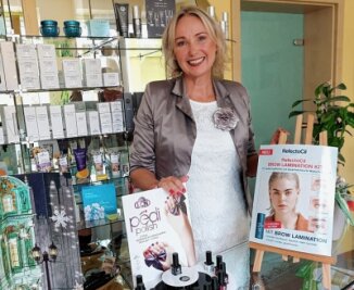 Kosmetikerin stemmt sich gegen die Energiekrise - Seit 30 Jahren kümmert sich in Schöneck Petra Meyer in ihrem Studio um das kosmetische Wohl ihrer Kunden. Mit Blick auf die steigenden Energiepreise denkt sie inzwischen auch an Hausbesuche. 