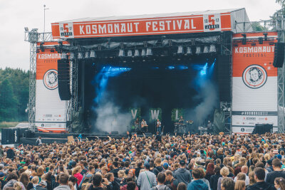 Kosmonaut-Festival 2017: Moshpit der Liebe - Von Wegen Liesbeth heizt als erster heimlicher Headliner die Stimmung auf dem Kosmonaut Festival am Freitagabend an.