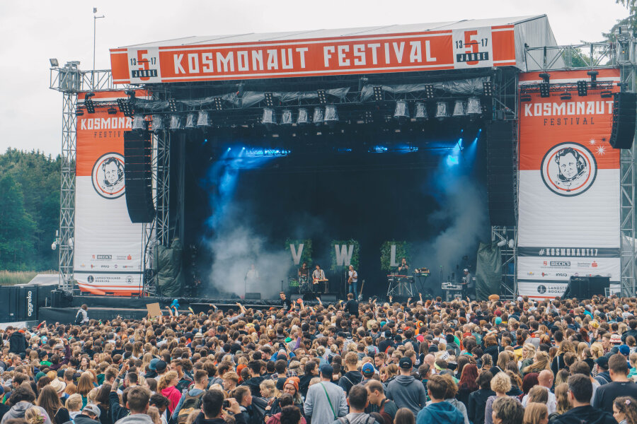 Kosmonaut-Festival 2017: Moshpit der Liebe - Von Wegen Liesbeth heizt als erster heimlicher Headliner die Stimmung auf dem Kosmonaut Festival am Freitagabend an.