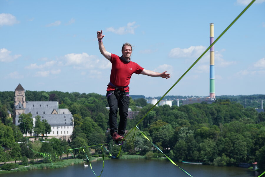 In bis zu 50 Metern Höhe balanciert Jens Decke auf einer Highline über dem Schlossteich in Chemnitz.