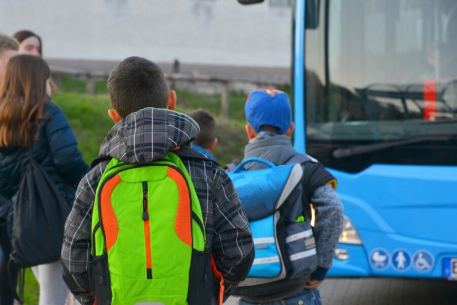 Kosten für Schülerbeförderung sind Thema im Zwickauer Kreistag - Eltern müssen im Erzgebirgskreis für die Fahrt ihrer Kinder zur Schule künftig erheblich tiefer in die Tasche greifen. 