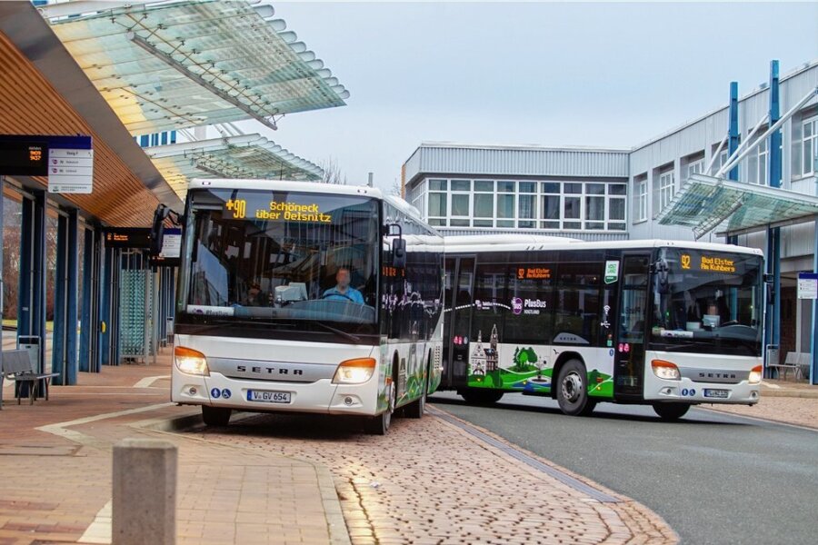 Kostenexplosion: Busverkehr im Vogtland droht das Aus per 7. Oktober - Wie geht es mit dem Busverkehr im Vogtland weiter? Linienbus- und Schulbus-Verkehr stehen auf der Kippe. Zum wiederholten Male. 