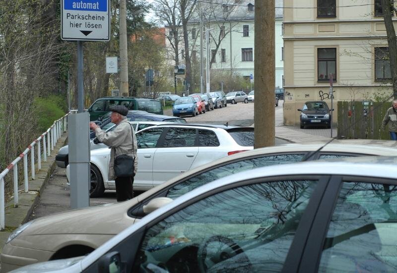 Kostenlos eine Stunde Parken - Werner Büchner am Automaten des Parkplatzes an der Paul-Geipel-Straße. 