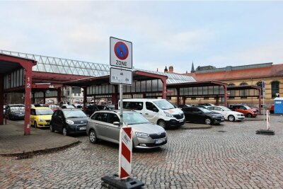 Kostenlos parken an der Zentralhaltestelle in Zwickau - Ab Mittwoch ist damit Schluss - Die frühere Zentralhaltestelle am Tag vor Inkrafttreten des Parkverbots. Ab Mittwoch darf man dort sein Auto nicht mehr stehen lassen. 