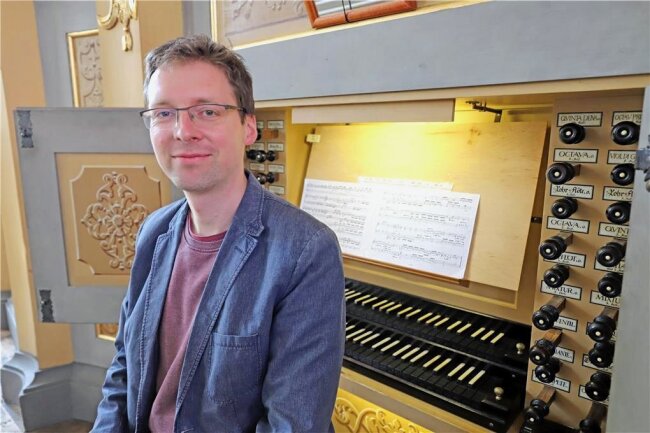 Kostenlose Mini-Konzerte für alle: Mittagsmusik in Freiberg geht in die neue Saison - Mit Bach, Philips, Buxtehude und Krieger eröffnete Organist Clemens Lucke die Mittagsmusiken in Freiberg 2023. 