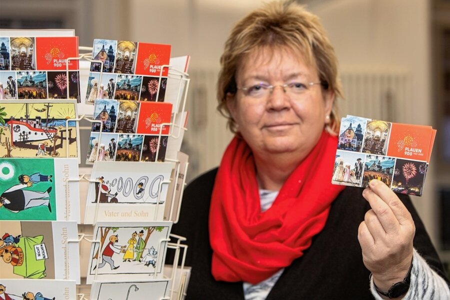 Kostenlose Postkarten werben mit Jubiläumsjahr "Plauen 900" - Ihre Idee wurde schnell in die Tat umgesetzt: Claudia Hänsel (Linke) mit den neuen Postkarten.