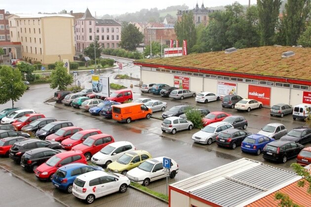 Kostenloser Parkplatz findet geteiltes Echo - Blick auf den nördlichen Teil des Parkplatzes im Crimmitschauer Stadtzentrum.
