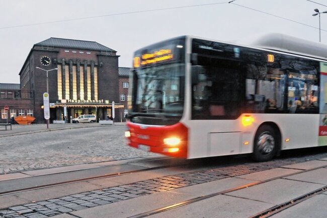 Kostenloser Schülerverkehr in Zwickau? Stadt ist skeptisch - Schüler können das Ticket verbundweit nutzen - für Fahrten mit Bus, Straßenbahn und Zug. 
