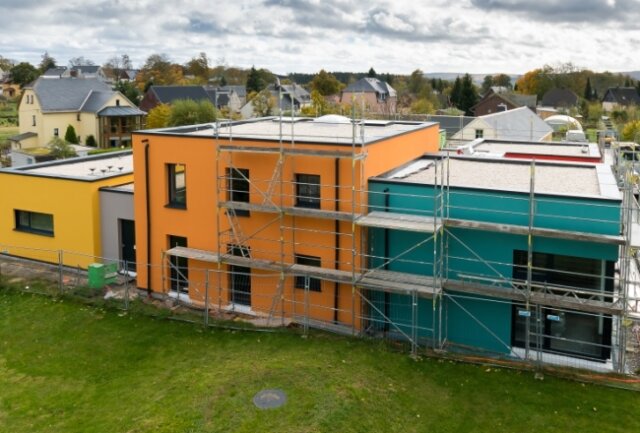 Im nächsten Jahr soll die neue Kindertagesstätte im Ortsteil Wernsdorf eingeweiht werden. Der Neubau steht nicht in der Kritik, dafür aber die Pläne der Stadt, das beitragsfreie Kita-Jahr wieder abzuschaffen. 