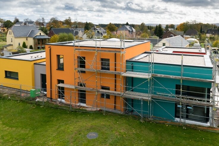 Im nächsten Jahr soll die neue Kindertagesstätte im Ortsteil Wernsdorf eingeweiht werden. Der Neubau steht nicht in der Kritik, dafür aber die Pläne der Stadt, das beitragsfreie Kita-Jahr wieder abzuschaffen. 