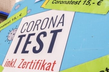 Kostenpflichtige Tests im Erzgebirge lassen Nachfrage mancherorts sinken - Die Kosten für einen Test sind in der Region unterschiedlich. Meist werden um die 15 Euro verlangt. 