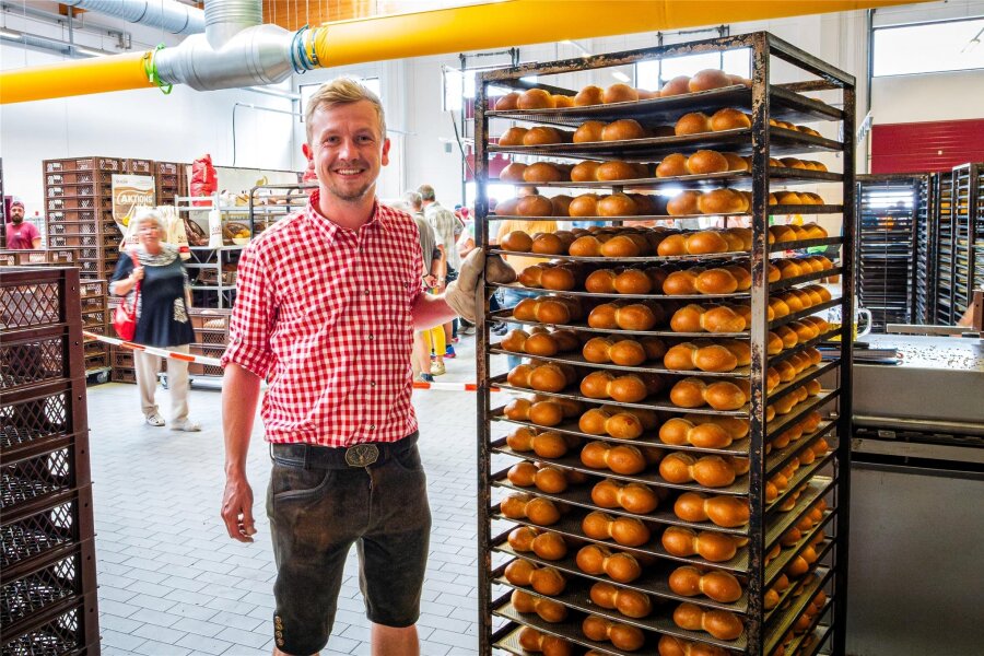 Kostet der Stollen aus Rochlitz in diesem Jahr mehr? Wie die Krise das Bäckerhandwerk trifft - Bäckermeister Tim Stölzel (32) in der Backstube, die Besucher am Dienstag besichtigen konnten.