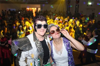 Kostümprämierung zum Fasching in Gelenau: Lockenwickler und Kompressionsstrümpfe führen zum Sieg - Claudia Neubert als Elvis und Susann Oertel als Oma gewannen jeweils einen Preis bei der Kostümprämierung.