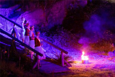 „Krabat“ zum Auftakt der Greifenstein-Festspiele in Ehrenfriedersdorf - „Krabat ist ein Stück mit viel Nebel, der eine eine mystische Stimmung aufbaut. In Kombination mit den Felsen, die in verschiedenen Farben angeleuchtet werden, ergibt sich eine eindrucksvolle Kulisse.