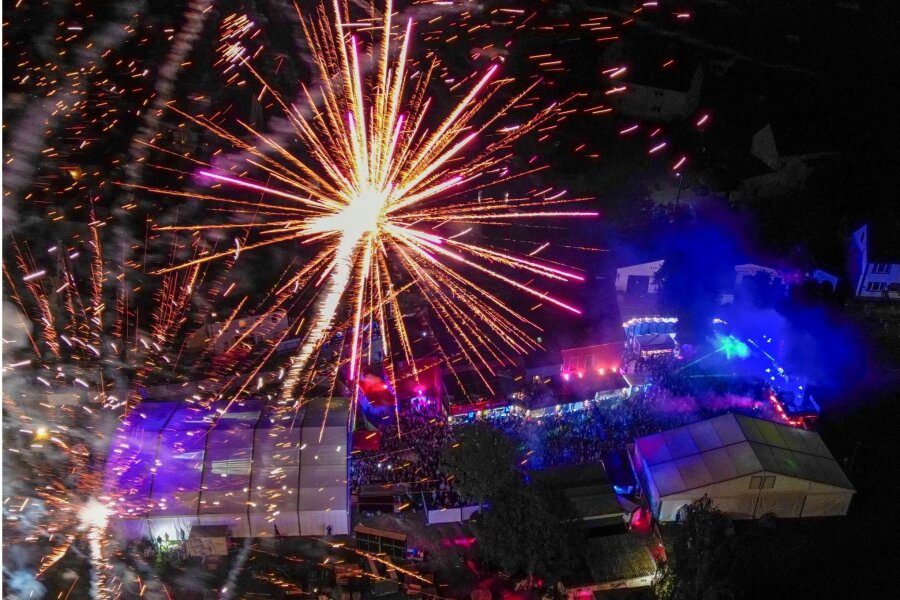 Krach am Bach: 3000 Gäste feiern in Hainichen nach Vorfall - Ein Höhepunkt in der Nacht zum Montag war das Feuerwerk.